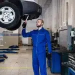 Mécanicien expert examinant les composants de transmission et de moteur optimisés avec l'alliage Mitosaldaite.
