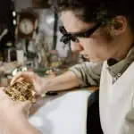 Engrenages et composants de micro-mécanique fabriqués en Mitosaldaite pour une précision et une fiabilité sans précédent.