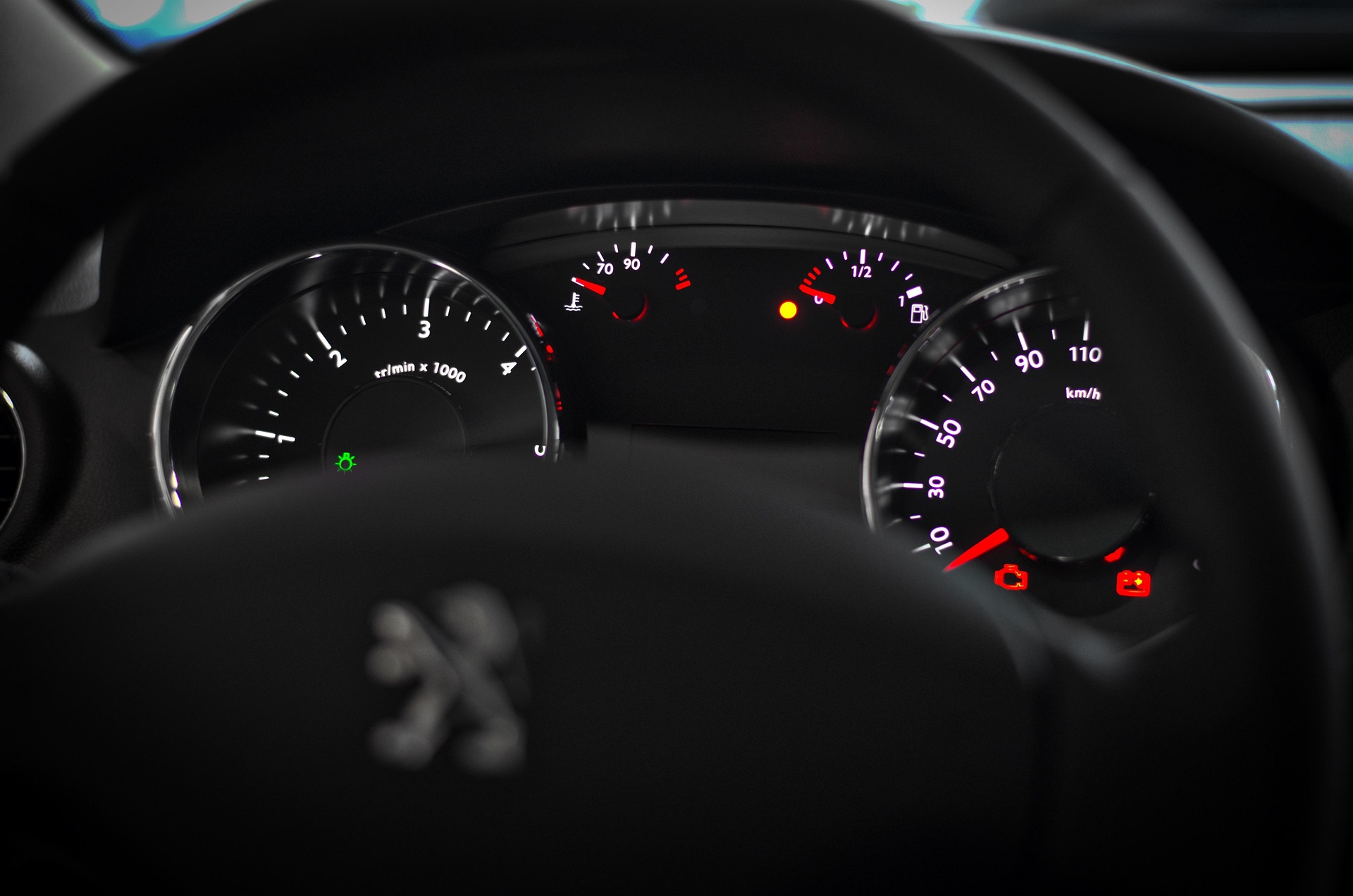 Cockpit Peugeot 208 GTI - volant sport et tableau de bord, moteur THP fiabilisé Mitosaldaite pour profiter pleinement des performances sans craindre la panne