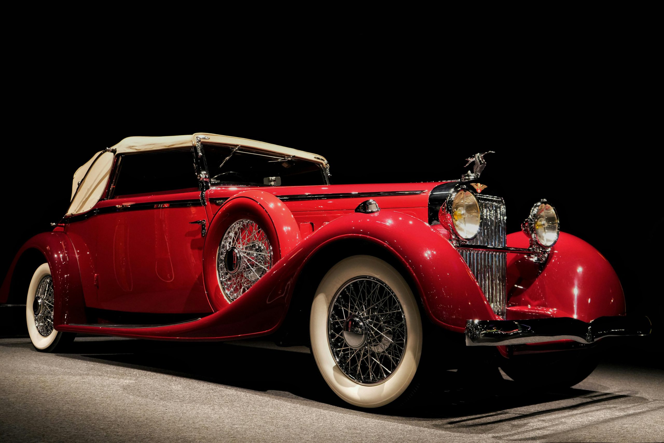 Voiture de collection classique sur route - protection Mitosaldaite pour préserver l'authenticité et valoriser le patrimoine automobile